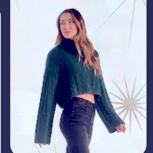 Soft cropped sweater in emerald green